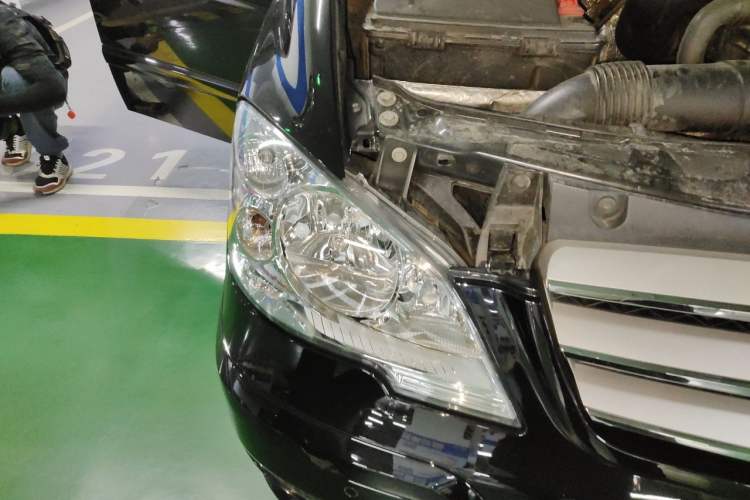 Used Mercedes-Benz Viano 2010 2.5L Luxury Edition Right Front Headlight
