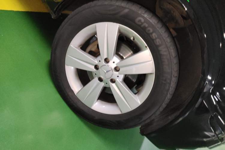 Used Mercedes-Benz Viano 2010 2.5L Luxury Edition Right Front Wheel Hub