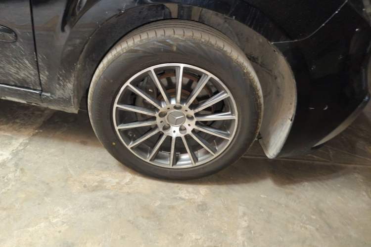 Used Mercedes-Benz Viano 2010 2.5L Luxury Edition Right Front Wheel Hub