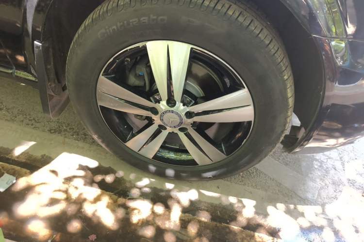 Used Mercedes-Benz Viano 2010 2.5L Prestige Edition Right Front Wheel Hub