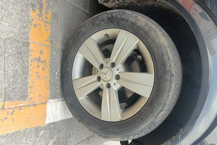 Used Mercedes-Benz Viano 2010 2.5L Prestige Edition Right Front Wheel Hub