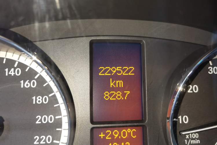 Used Mercedes-Benz Viano 2010 Viano 3.5L Odometer Close Up