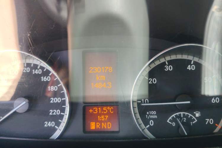 Used Mercedes-Benz Viano 2010 Viano 3.5L Odometer Close Up
