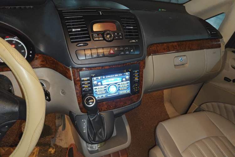 Used Mercedes-Benz Viano 2010 2.5L Prestige Edition Audio And AC Panel