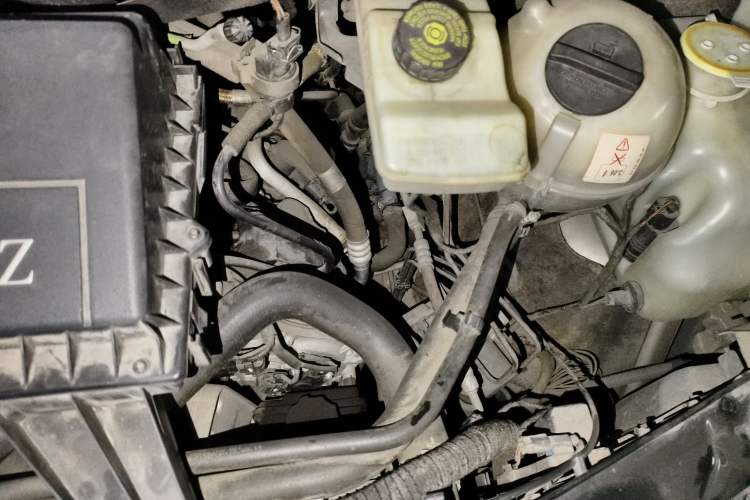 Used Mercedes-Benz Viano 2010 2.5L Prestige Edition Engine Bay Left