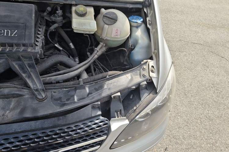 Used Mercedes-Benz Viano 2010 2.5L Prestige Edition Engine Bay Left