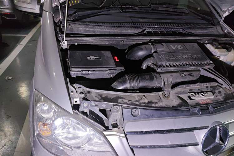 Used Mercedes-Benz Viano 2010 2.5L Prestige Edition Engine Bay Right