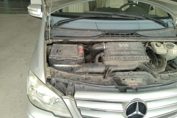 Used Mercedes-Benz Viano 2010 2.5L Luxury Edition Engine Bay Right