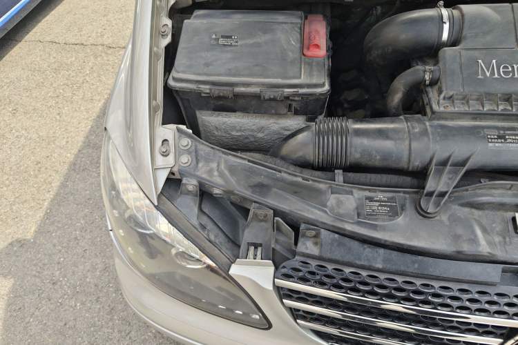 Used Mercedes-Benz Viano 2010 2.5L Prestige Edition Engine Bay Right
