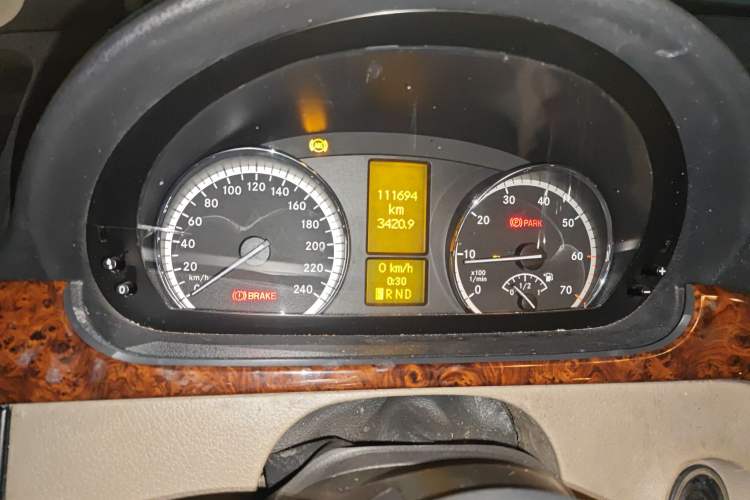 Used Mercedes-Benz Viano 2010 2.5L Prestige Edition Odometer Close Up