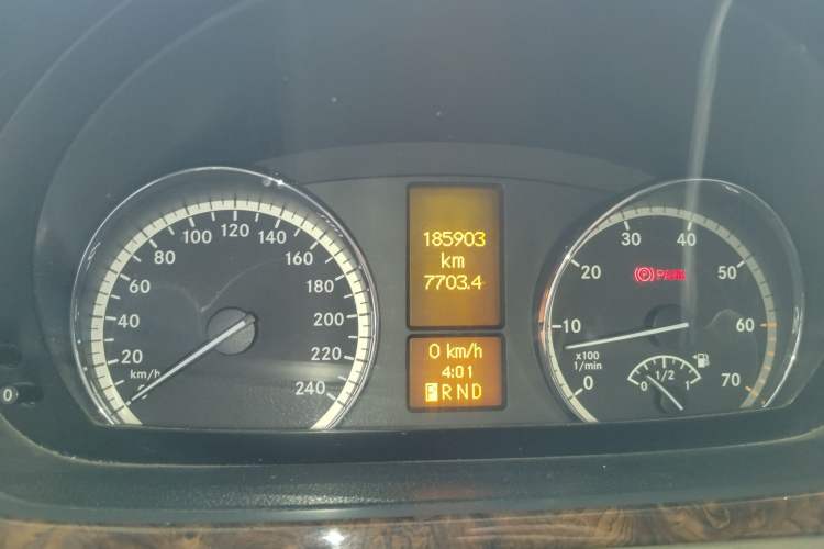 Used Mercedes-Benz Viano 2010 2.5L Luxury Edition Odometer Close Up