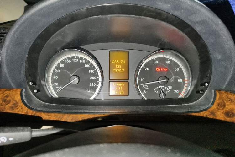 Used Mercedes-Benz Viano 2010 2.5L Prestige Edition Odometer Close Up