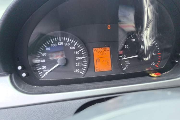 Used Mercedes-Benz Viano 2010 2.5L Luxury Edition Odometer Close Up
