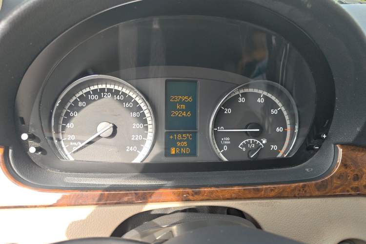 Used Mercedes-Benz Viano 2010 2.5L Prestige Edition Odometer Close Up