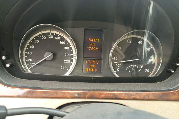 Used Mercedes-Benz Viano 2010 2.5L Prestige Edition Odometer Close Up