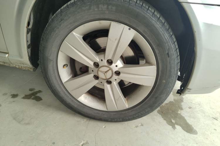 Used Mercedes-Benz Viano 2010 2.5L Luxury Edition Right Front Wheel Hub