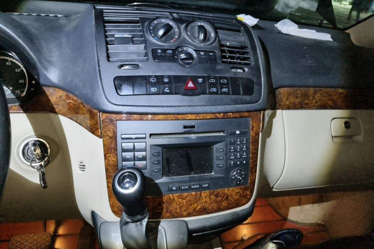 Used Mercedes-Benz Viano 2011 2.5L Luxury Edition Audio And AC Panel