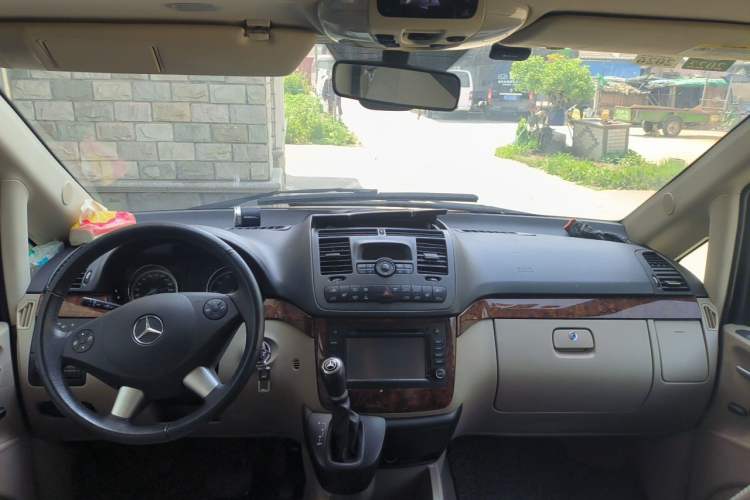 Used Mercedes-Benz Viano 2011 2.5L Navigator Edition Center Console