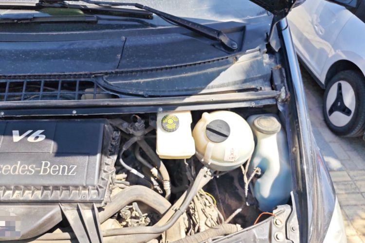 Used Mercedes-Benz Viano 2011 2.5L Prestige Edition Engine Bay Left