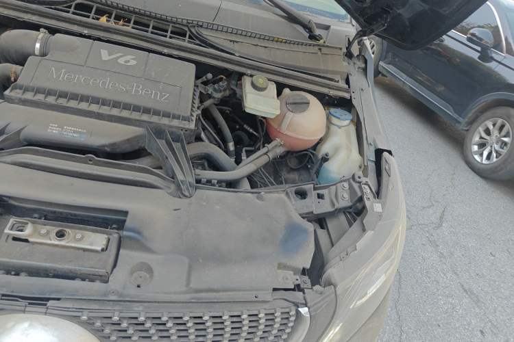 Used Mercedes-Benz Viano 2011 2.5L Prestige Edition Engine Bay Left