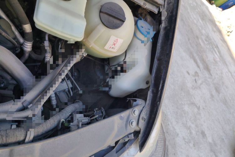 Used Mercedes-Benz Viano 2011 2.5L Navigator Edition Engine Bay Left