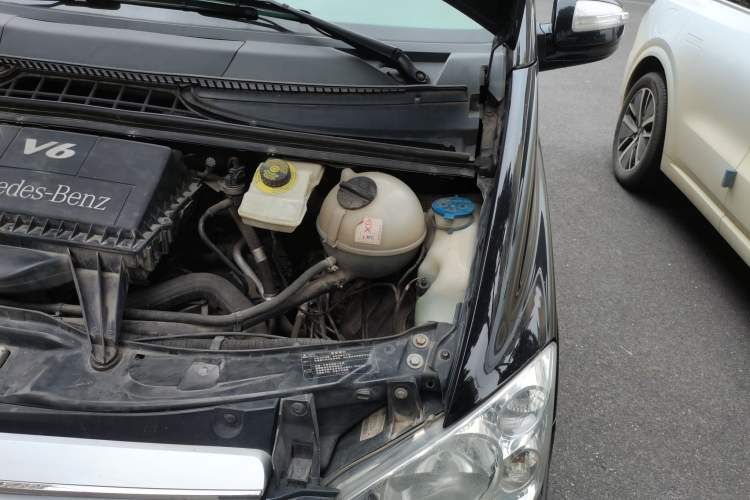 Used Mercedes-Benz Viano 2011 2.5L Luxury Edition Engine Bay Left