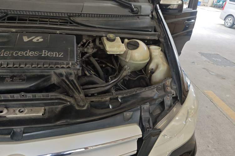 Used Mercedes-Benz Viano 2011 2.5L Navigator Edition Engine Bay Left