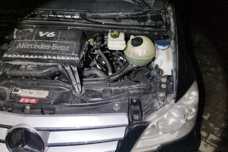 Used Mercedes-Benz Viano 2011 2.5L Luxury Edition Engine Bay Left
