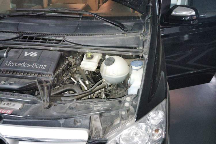 Used Mercedes-Benz Viano 2011 2.5L Navigator Edition Engine Bay Left