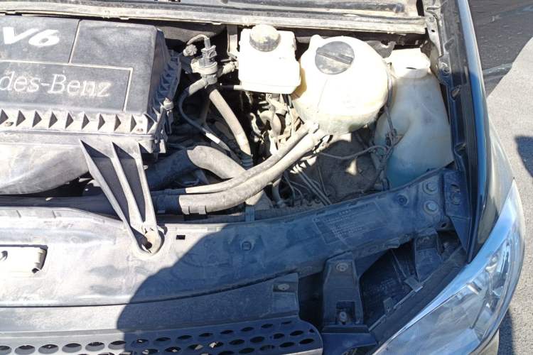 Used Mercedes-Benz Viano 2011 2.5L Prestige Edition Engine Bay Left