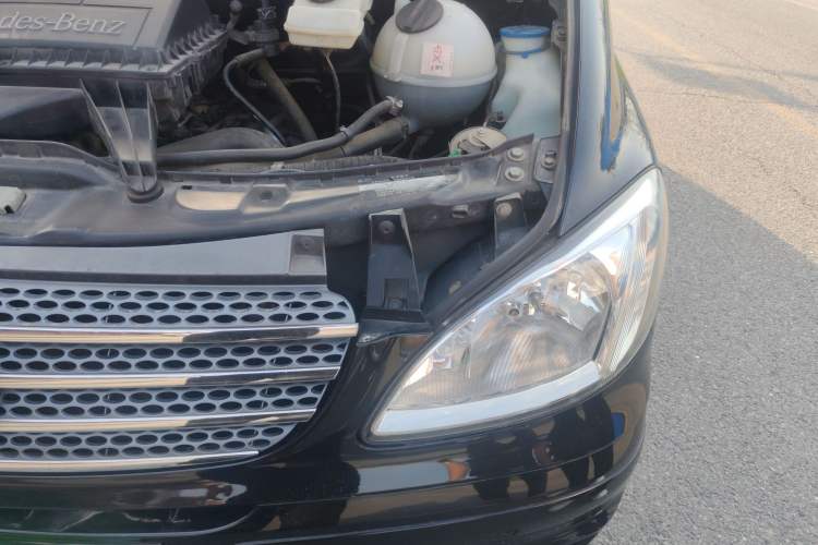 Used Mercedes-Benz Viano 2011 2.5L Limited Edition Engine Bay Left