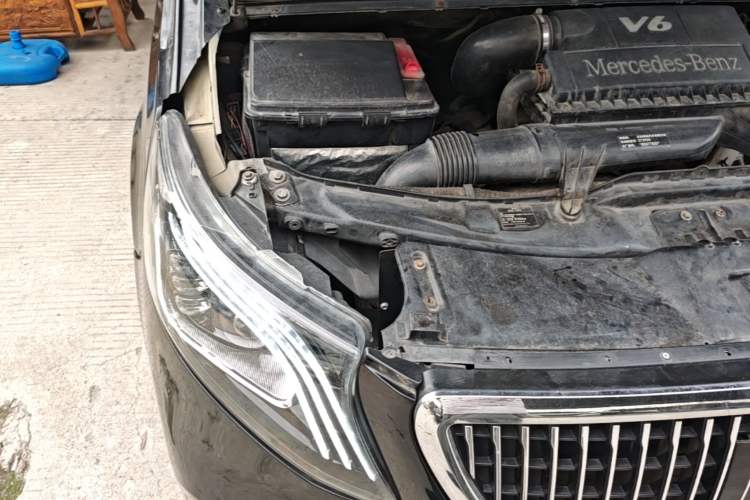 Used Mercedes-Benz Viano 2011 2.5L Navigator Edition Engine Bay Right