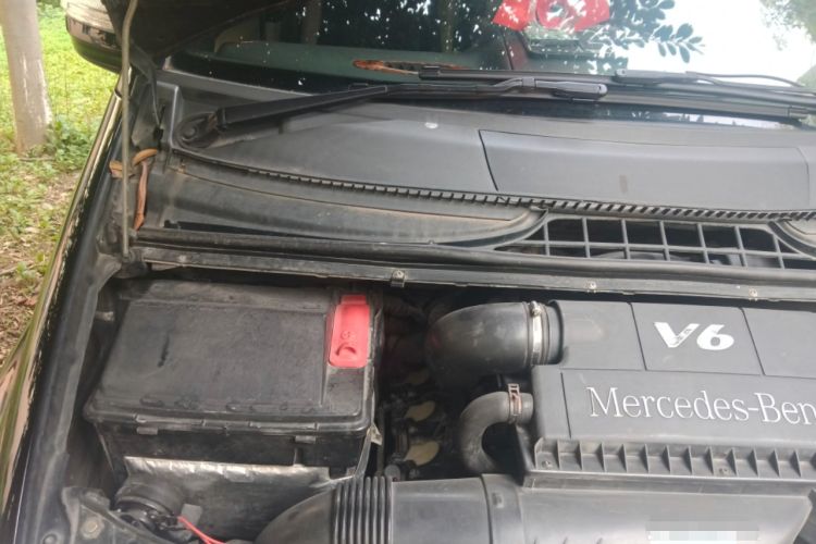 Used Mercedes-Benz Viano 2011 2.5L Navigator Edition Engine Bay Right