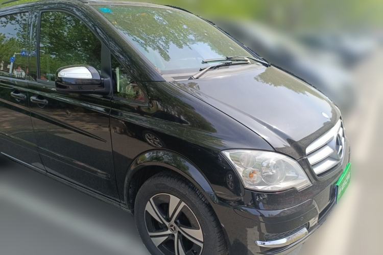 Used Mercedes-Benz Viano 2011 2.5L Navigator Edition Front Right 45 Deg
