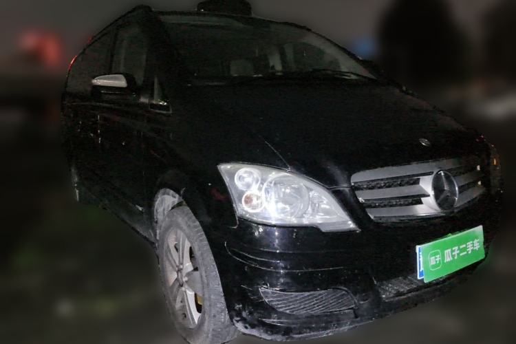 Used Mercedes-Benz Viano 2011 2.5L Luxury Edition Front Right 45 Deg