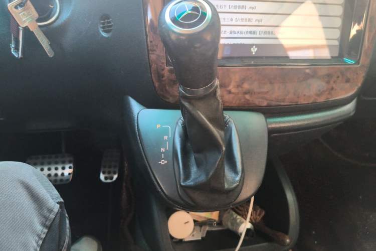Used Mercedes-Benz Viano 2011 3.5L 125th Anniversary Edition 6 Seats Gear Lever