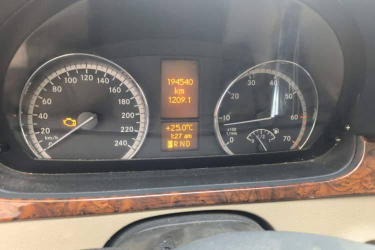 Used Mercedes-Benz Viano 2011 2.5L Navigator Edition Odometer Close Up