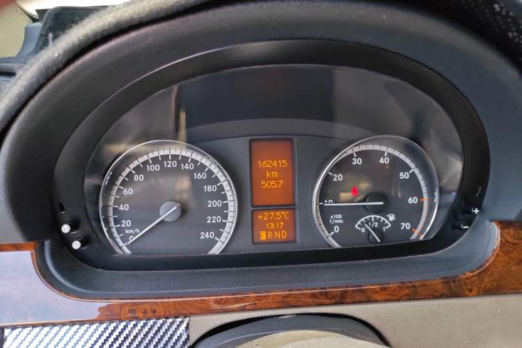 Used Mercedes-Benz Viano 2011 2.5L Prestige Edition Odometer Close Up