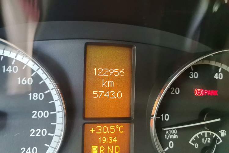 Used Mercedes-Benz Viano 2011 2.5L Luxury Edition Odometer Close Up