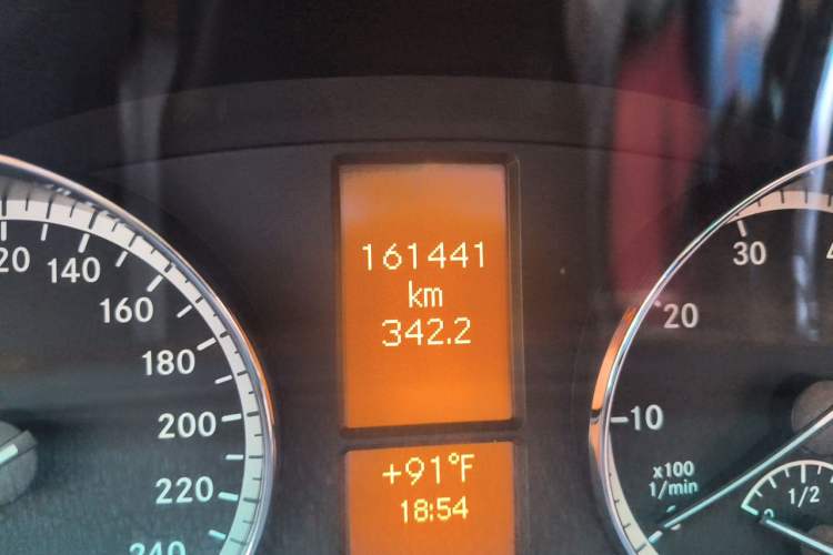 Used Mercedes-Benz Viano 2011 3.5L 125th Anniversary Edition 6 Seats Odometer Close Up