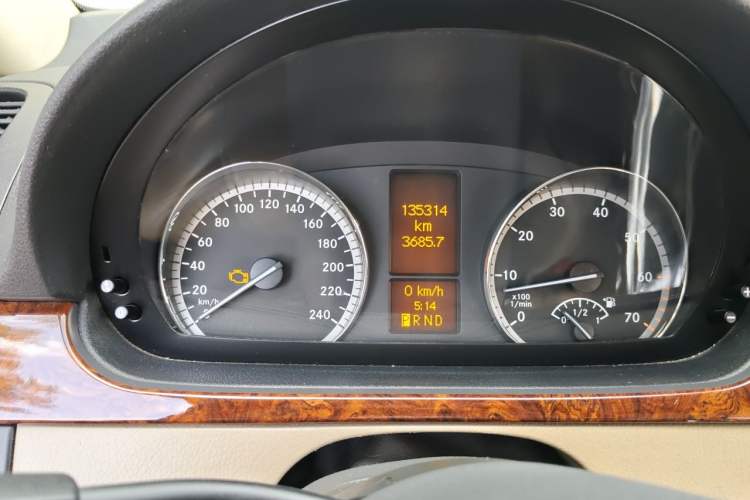 Used Mercedes-Benz Viano 2011 2.5L Navigator Edition Odometer Close Up