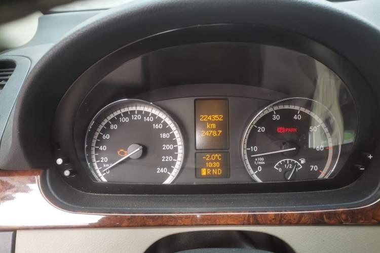 Used Mercedes-Benz Viano 2011 2.5L Navigator Edition Odometer Close Up