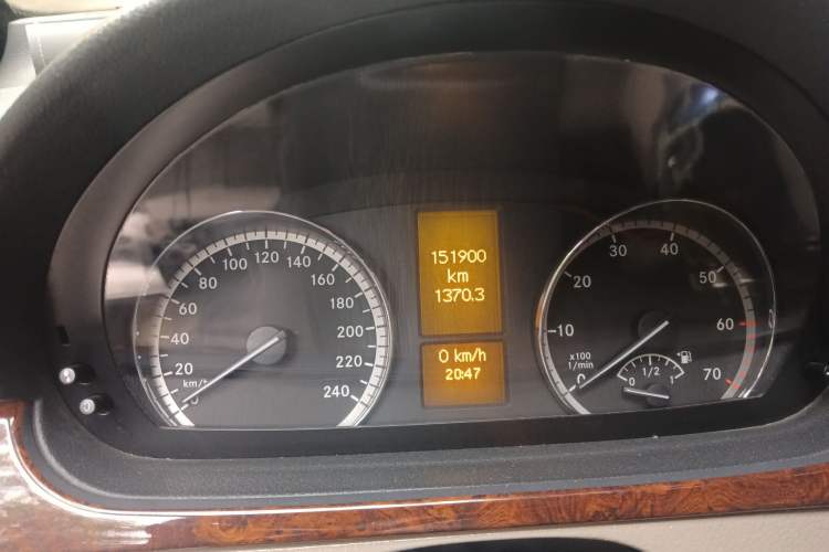 Used Mercedes-Benz Viano 2011 2.5L Navigator Edition Odometer Close Up