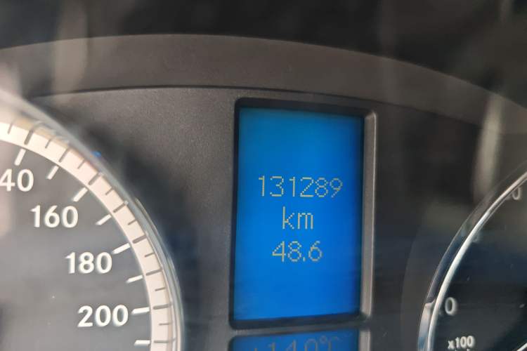 Used Mercedes-Benz Viano 2011 2.5L Luxury Edition Odometer Close Up
