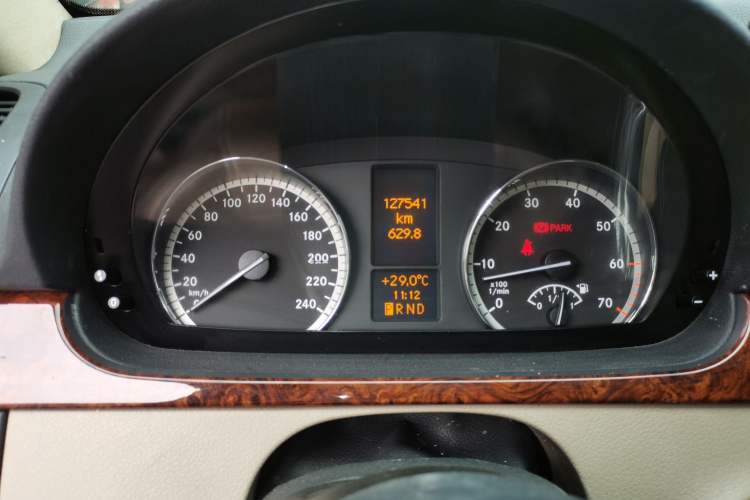 Used Mercedes-Benz Viano 2011 2.5L Luxury Edition Odometer Close Up