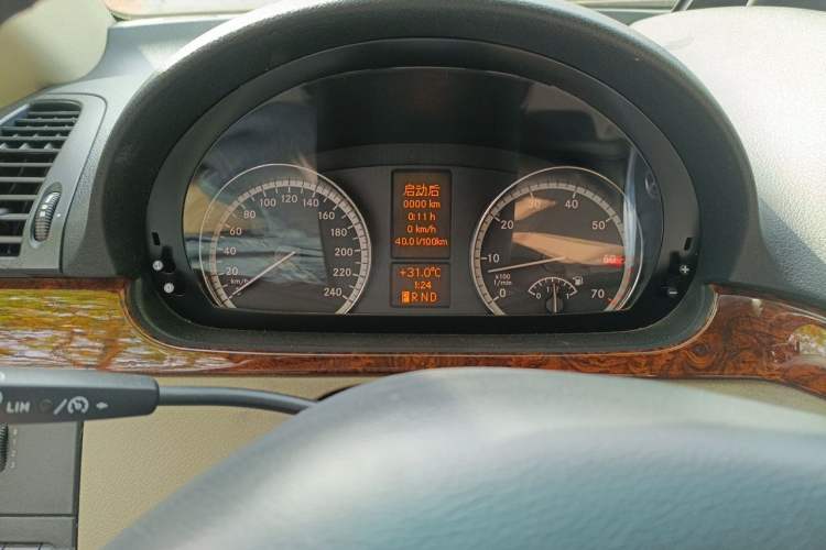 Used Mercedes-Benz Viano 2011 2.5L Navigator Edition Odometer Close Up