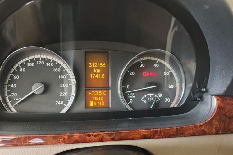 Used Mercedes-Benz Viano 2011 2.5L Navigator Edition Odometer Close Up