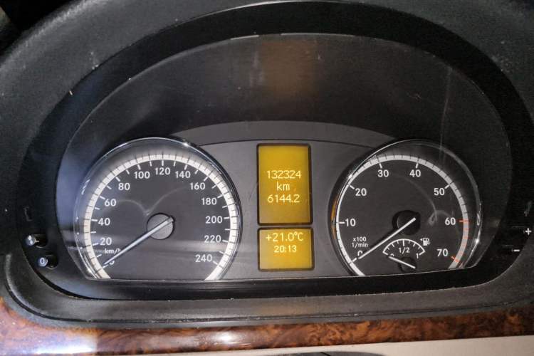 Used Mercedes-Benz Viano 2011 2.5L Luxury Edition Odometer Close Up