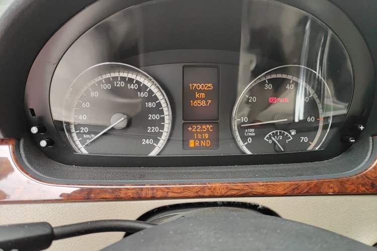 Used Mercedes-Benz Viano 2011 2.5L Prestige Edition Odometer Close Up
