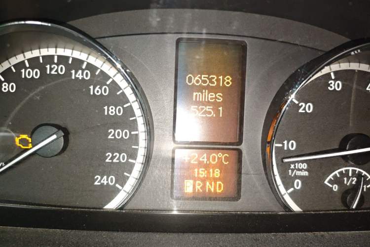 Used Mercedes-Benz Viano 2011 2.5L Luxury Edition Odometer Close Up